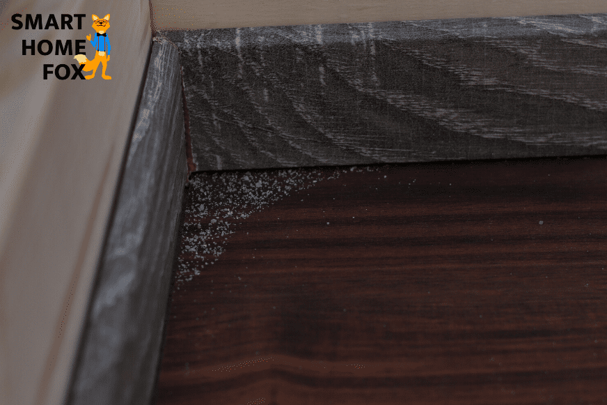 Etwas schmutz bleibt bei der Eckenreinigung durch den Medion md 18861 in der Ecke liegen